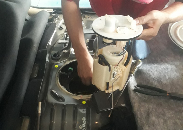 Kỹ thuật viên thay thế bơm xăng cho Xpander. Ảnh: Hòa Nhung/Hội Xpander Việt Nam 